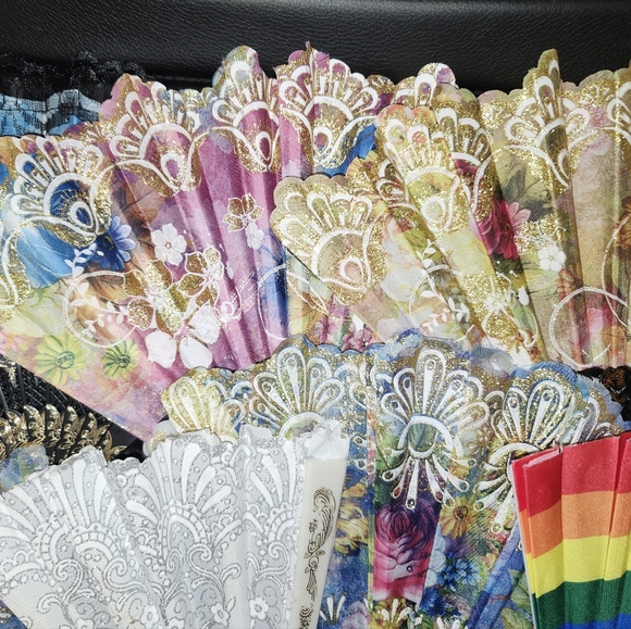 NWT COLLAPSIBLE ART HANDFANS(DIFFERENT STYLES) - Picture 3 of 3